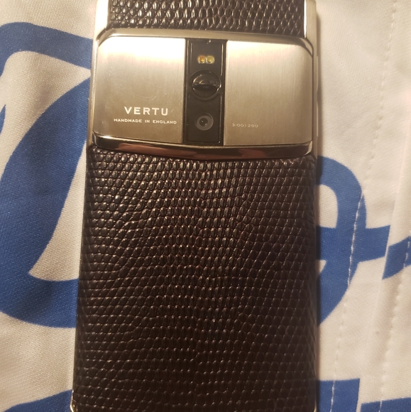 VERTU SIGNATURE TOUCH GRAPE LIZARD/TITANIUM - Picture 2 of 16